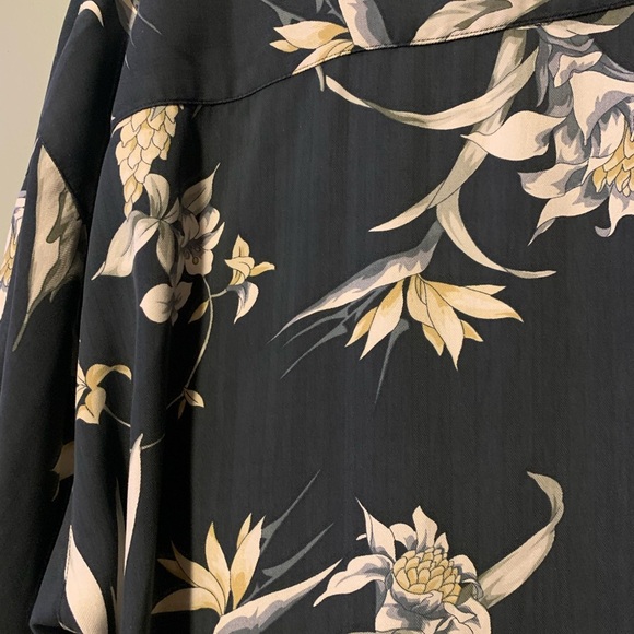 Tommy Bahama LG Men's Floral Navy Shirt 100% Silk Button Up Loose, Relaxed Fit - Picture 9 of 11